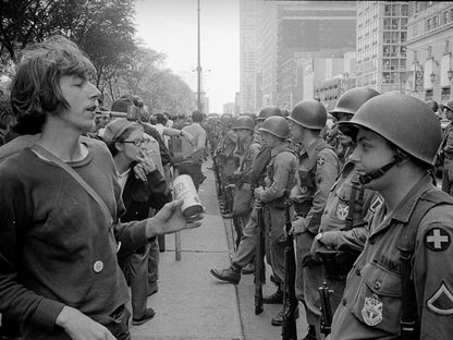 متظاهرون ضد حرب فيتنام يقفون أمام جنود أميركيين في مدينة شيكاغو الأميركية. 26 أغسطس 1968 - REUTERS