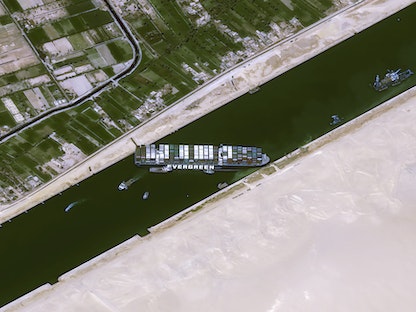 صورة بالأقمار الصناعية تظهر سفينة الشحن التي تسببت في تعطيل حركة المرلاحة بقناة السويس - 25 مارس 2021 - twitter/AirbusSpace