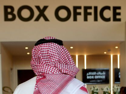 مواطن سعودي أمام شباك تذاكر في إحدى دور العرض - Red Sea Film Festival