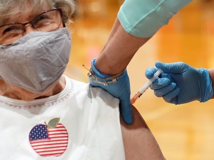 إحدى المسنات في ولاية فرجينيا الغربية بالولايات المتحدة تتلقى التطعيم ضد فيروس كورونا - REUTERS