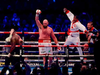 الملاكم تايسون فيوري يحتفل بعد فوزه بالضربة القاضية على ديليان وايت - Reuters