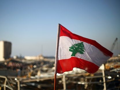 علم لبنان في موقع انفجار مرفأ بيروت- 17-08-2020 - REUTERS