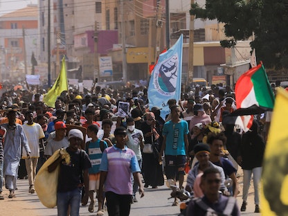 متظاهرون خلال مسيرة ضد الحكم العسكري في السودان بالعاصمة الخرطوم. 30 أكتوبر 2022 - REUTERS