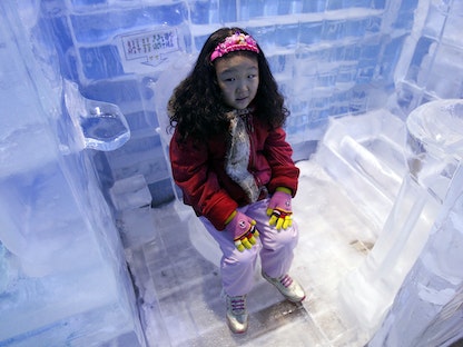 فتاة تجلس على مرحاض جليدي في معرض للجليد في سول، كوريا الجنوبية. 20 يوليو 2011 - REUTERS