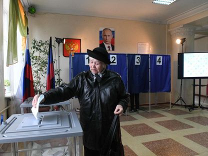 امرأة تصوت في الانتخابات الرئاسية الروسية في مركز اقتراع بدونيتسك، التي انضمت إلى روسيا بعد استفتاء. 16 مارس 2024 - AFP