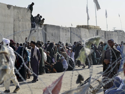 ينتظرون للعبور من أفغانستان إلى باكستان عند نقطة العبور الحدودية في سبين بولداك - 3 نوفمبر 2021 - AFP