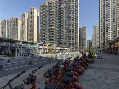 دراجات نارية للإيجار قرب مبان في مقاطعة جيانغسو الصينية - 21 سبتمبر 2021 - Bloomberg