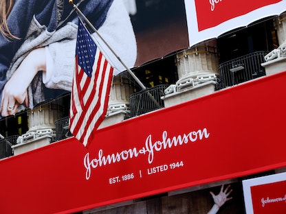 علم أميركا فوق شعار لشركة "جونسون أند جونسون" في نيويورك، 17 سبتمبر 2019 - REUTERS