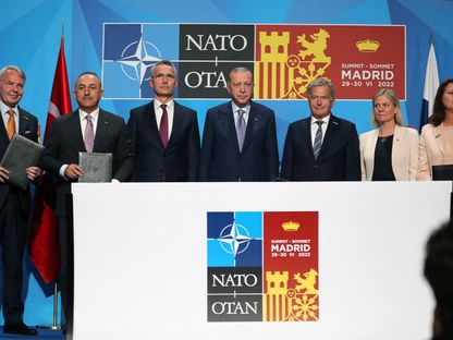 الرئيس التركي رجب طيب أردوغان ووزير خارجيته مولود جاويش أوغلو وأمين عام "الناتو" ينس ستولتنبرج والرئيس الفنلندي سولي نينيستو ورئيسة وزراء السويد ماجدالينا أندرسون في مدريد. 28 يونيو 2022 - AFP