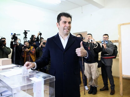 رئيس الوزراء البلغاري السابق كيريل بيتكوف يدلي بصوته في الانتخابات البرلمانية، صوفيا، بلغاريا. 2 أبريل 2023 - REUTERS
