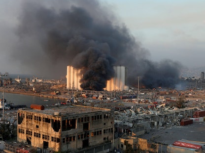 أعمدة الدخان تتصاعد من منطقة انفجار مرفأ بيروت- 4 أغسطس 2020 - REUTERS