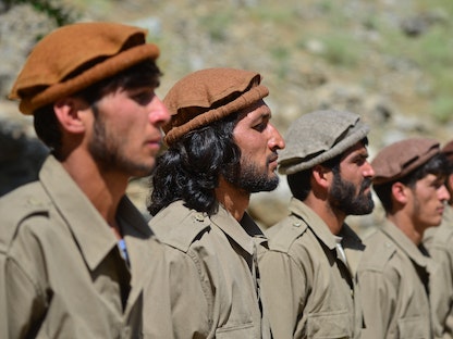 عناصر من قوات أمن أفغانية انضمت حديثاً إلى حركة مقاومة خلال تدريب عسكري في وادي بنجشير، 21 أغسطس 2021 - AFP