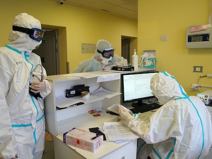 متخصصون طبيون يعملون في وحدة مستشفى إقليمي للأشخاص الذين يعانون من فيروس كورونا في تفير، روسيا، 28 أكتوبر 2021 - REUTERS