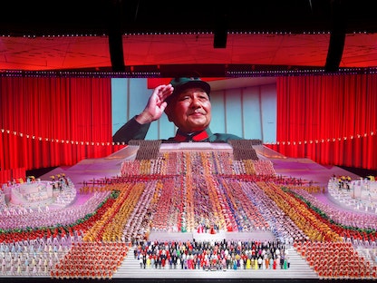 الزعيم الصيني الراحل دينغ شياو بينغ على شاشة خلال إحياء الذكرى المئوية لتأسيس الحزب الشيوعي في بكين - 28 يونيو 2021 - REUTERS