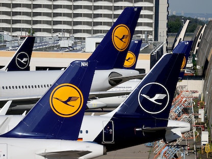 شعار شركة  لوفتهانزا على طائرات في مطار فرانكفورت الدولي - REUTERS