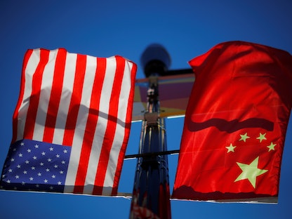 علما الولايات المتحدة والصين يرفرفان في الحي الصيني بولاية ماساتشوستس الأميركية، 1 نوفمبر 2021. - REUTERS