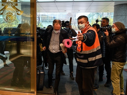 فريق منظمة الصحة العالمية يصل مطار تيانخه الدولي لمغادرة مدينة ووهان الصينية بعد انتهاء تحقيقات منشأ كورونا - AFP