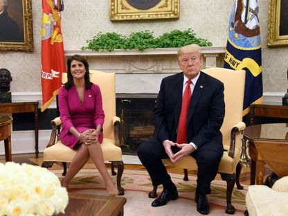 الرئيس الأميركي السابق دونالد ترامب في المكتب البيضاوي إلى جانب سفيرة الولايات المتحدة في  الأمم المتحدة سابقاً نيكي هايلي. واشنطن، الولايات المتحدة. 9 أكتوبر 2018 - AFP