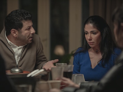 منى زكي وإياد نصار في مشهد فيلم "أصحاب ولا أعز" - المكتب الإعلامي لشبكة نتفليكس