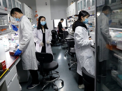 علماء باحثون في مختبر الشيخوخة والتجديد في معهد الخلايا الجذعية والتجديد التابع للأكاديمية الصينية للعلوم (CAS) في بكين، الصين، 12 يناير 2021 - REUTERS