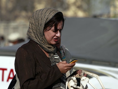 أفغانية تستخدم هاتفها الخليوي في كابول - 24 مارس 2011 - REUTERS