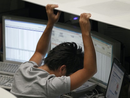 موظف يعمل في بورصة طوكيو. 9 أغسطس 2011 - REUTERS