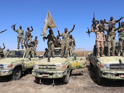 جنود سودانيون يقفون على عرباتهم المسلحة خلال زيارة رئيس المجلس السيادي الانتقالي السوداني عبدالفتاح البرهان للقوات السودانية في القضارف - السودان - 29 نوفمبر 2021 - facebook@TransitionalSovereigntyCouncil
