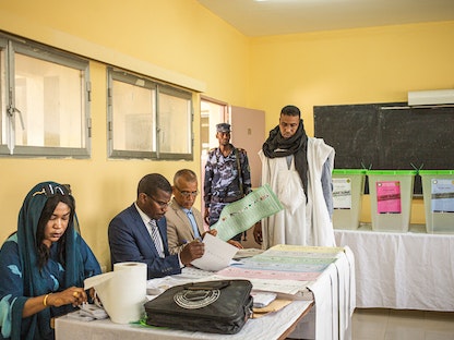 ناخب يدلي بصوته في مركز اقتراع بالعاصمة الموريتانية نواكشوط. 13 مايو 2023 - AFP