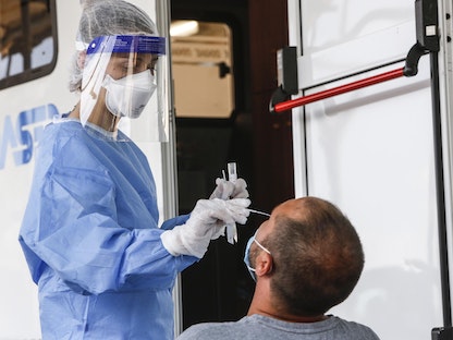 عاملة طبية تجري اختباراً لفيروس كورونا في روما - 17 أغسطس 2020 - AP