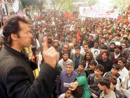 رئيس الوزراء الباكستاني عمران خان يلقي خطاباً جماهيرياً في كشمير - REUTERS