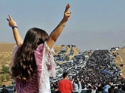 إيرانيون في مسيرة نحو المقبرة التي دفنت فيها الشابة مهسا أميني. 26 أكتوبر 2022. - AFP