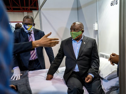 رئيس جنوب إفريقيا سيريل رامافوزا في مركز طبي بمدينة جوهانسبرغ، 24 أبريل 2020 - REUTERS