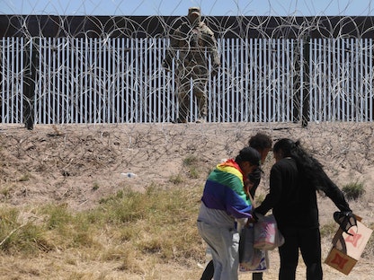 مهاجرون على الجانب المكسيكي من الحدود مع إل باسو بولاية تكساس الأميركية - 8 مايو 2023 - AFP