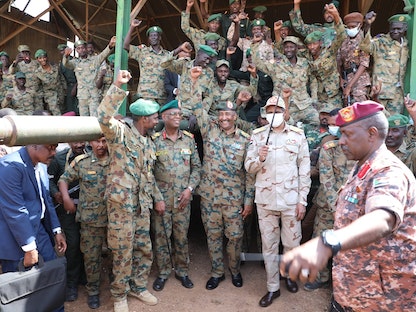 رئيس مجلس السيادة السوداني الفريق أول عبدالفتاح البرهان يزور سلاح المدرعات بعد ساعات من محاولة انقلاب فاشلة. - facebook/104316004277265/posts/609913033717557/?d=n