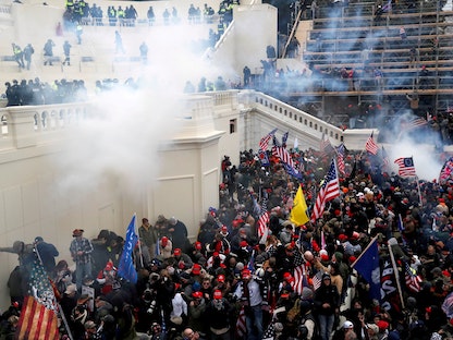 متظاهرون مؤيدون لدونالد ترمب خلال اقتحام مبنى الكابيتول في واشنطن- 6 يناير 2021 - REUTERS