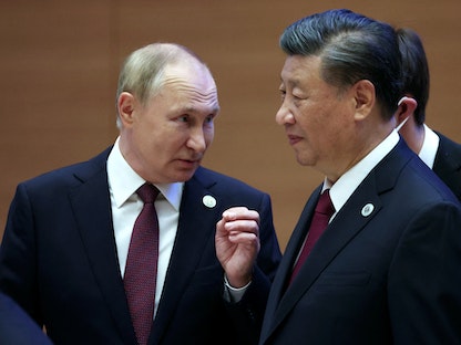 الرئيس الصيني شي جين بينج ونظيره الروسي فلاديمير بوتين خلال قمة "منظمة شنجهاي للتعاون" في سمرقند - 16 سبتمبر 2022. - REUTERS