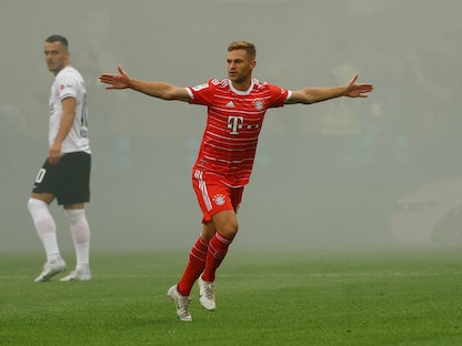 جوشوا كيميش يحتفل بعد تسجيل الهدف الأول لبايرن ميونيخ أمام آينتراخت فرانكفورت في الدوري الألماني - 5 أغسطس 2022 - REUTERS