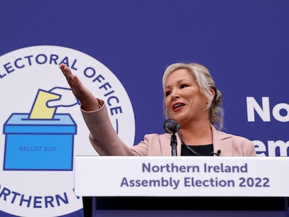 ميشيل أونيل نائبة زعيم حزب "شين فين" تتحدث في مركز إحصاء في ماجيرافيلت، أيرلندا الشمالية، 7 مايو 2022. - REUTERS