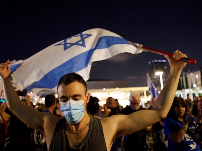 متظاهر إسرائيلي خلال احتجاجات مناهضة لرئيس الوزراء بنيامين نتنياهو في تل أبيب - 31 مايو 2021 - REUTERS