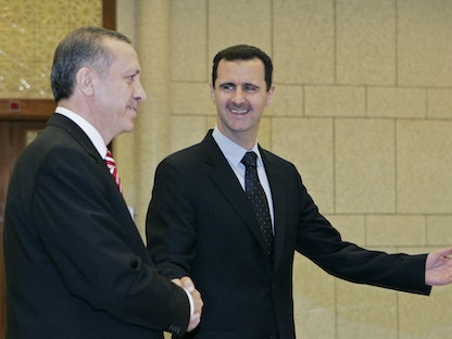 الرئيس السوري بشار الأسد يصافح رجب طيب أردوغان حين كان رئيساً لوزراء تركيا قبل اجتماع في دمشق بسوريا. 26 أبريل 2008 - REUTERS