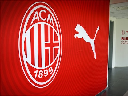 شعار شركة بوما (يمين) وإلى جانبه شعار نادي ميلان الإيطالي - TWITTER/@acmilan