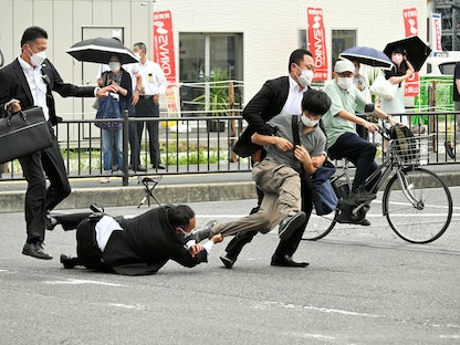 عملية توقيف المشتبه به في اغتيال رئيس الوزراء الياباني السابق شينزو آبي في نارا باليابان 8 يوليو 2022 - AFP