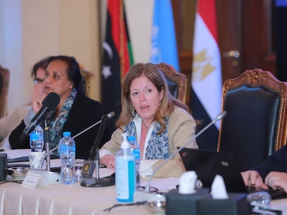 المستشارة الخاصة للأمين العام للأمم المتحدة بشأن ليبيا ستيفاني وليامز تلقي كلمتها في ختام أعمال اللجنة المشتركة بين مجلس النواب والمجلس الأعلى للدولة - القاهرة - 20 مايو 2022 - twitter.com/SASGonLibya
