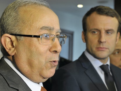وزير الخارجية الجزائري رمطان لعمامرة إلى جانب الرئيس الفرنسي إيمانويل ماكرون - AFP
