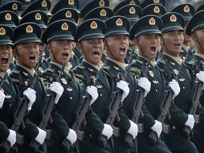 جنود أمام ساحة تيانانمين خلال عرض عسكري لإحياء الذكرى السبعين لتأسيس جمهورية الصين الشعبية - 1 أكتوبر 2019 - REUTERS