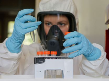 إحدى مراحل إنتاج اللقاح المضاد لفيروس كورونا في مختبر روسي بالعاصمة موسكو - via REUTERS