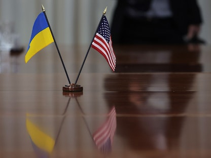 علما الولايات المتحدة وأوكرانيا خلال اجتماع وزير الدفاع الأميركي لويد أوستن ووزير الخارجية الأوكراني دميترو كوليبا- 22 فبراير 2022 - AFP
