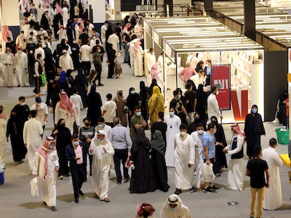 زوار معرض الرياض الدولي للكتاب الذي أستمر لمدة شهر في العاصمة السعودية - 2 أكتوبر 2021 - REUTERS