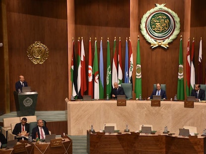 رئيس المجلس الرئاسي اليمني رشاد العليمي أثناء كلمته أمام اجتماع الجامعة العربية في القاهرة - 12 يونيو 2022 - الشرق