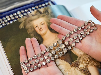 سواران ماسيان من تركة الملكة الفرنسية ماري أنطوانيت منذ عام 1776، خلال معاينة بدار "كريستيز" قبل بيعهما في مزاد علني بمدينة جنيف، سويسرا، 3 نوفمبر 2021. - REUTERS
